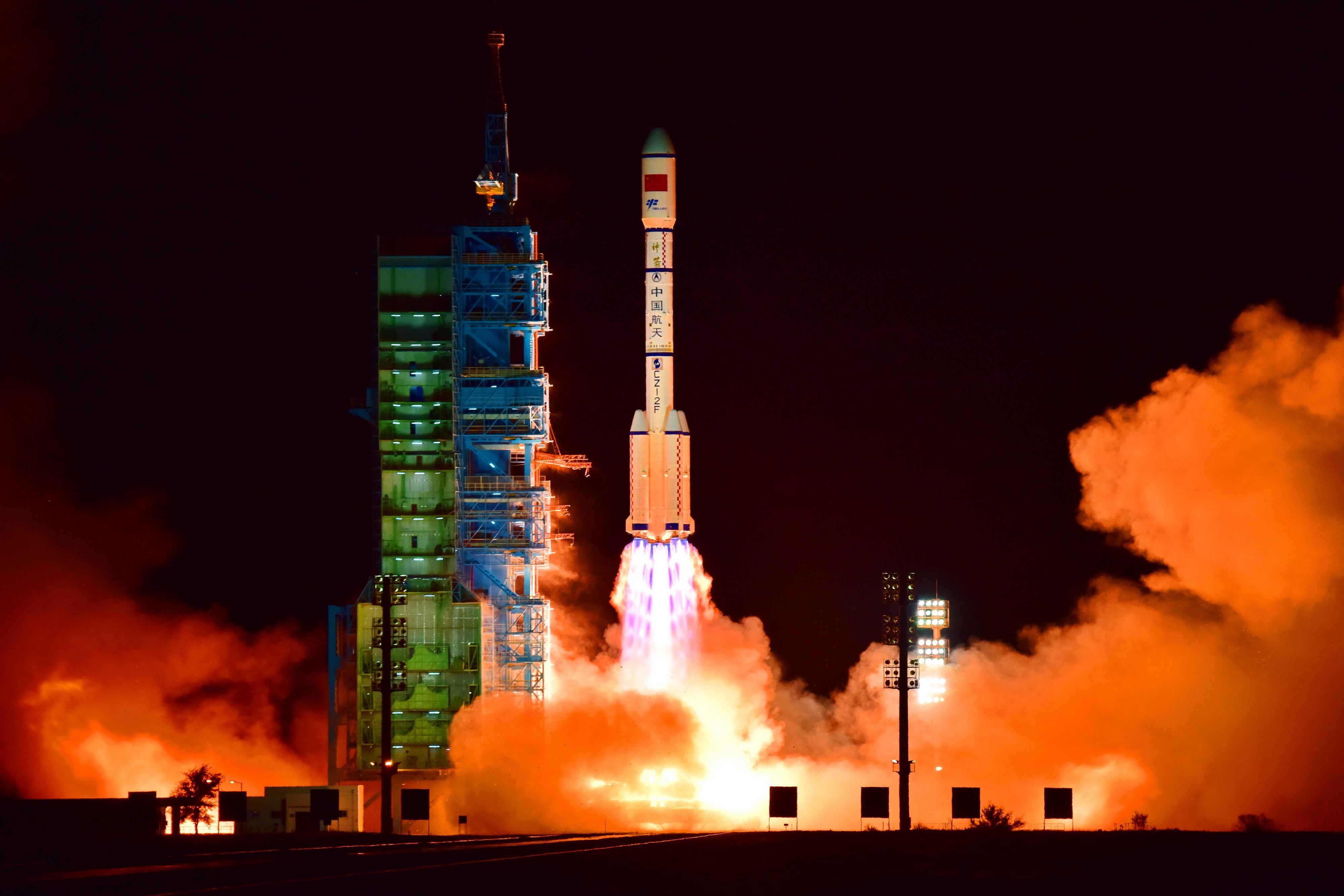 长征火箭二号在甘肃酒泉卫星发射中心发射火箭冲出大气层最大的困难是