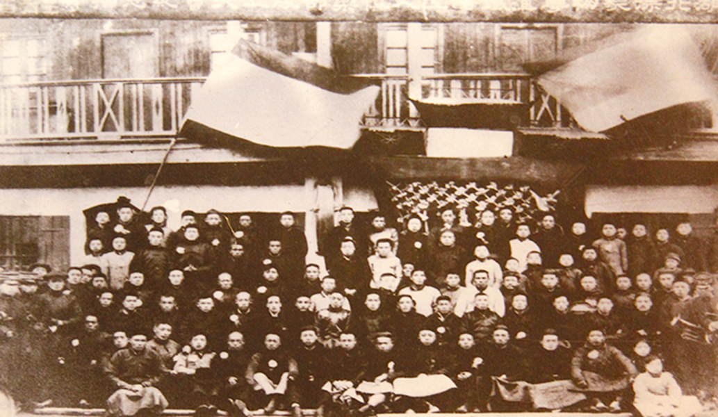 1921年8月,中共成立了中国劳动组合书记部,组织和领导工人运动